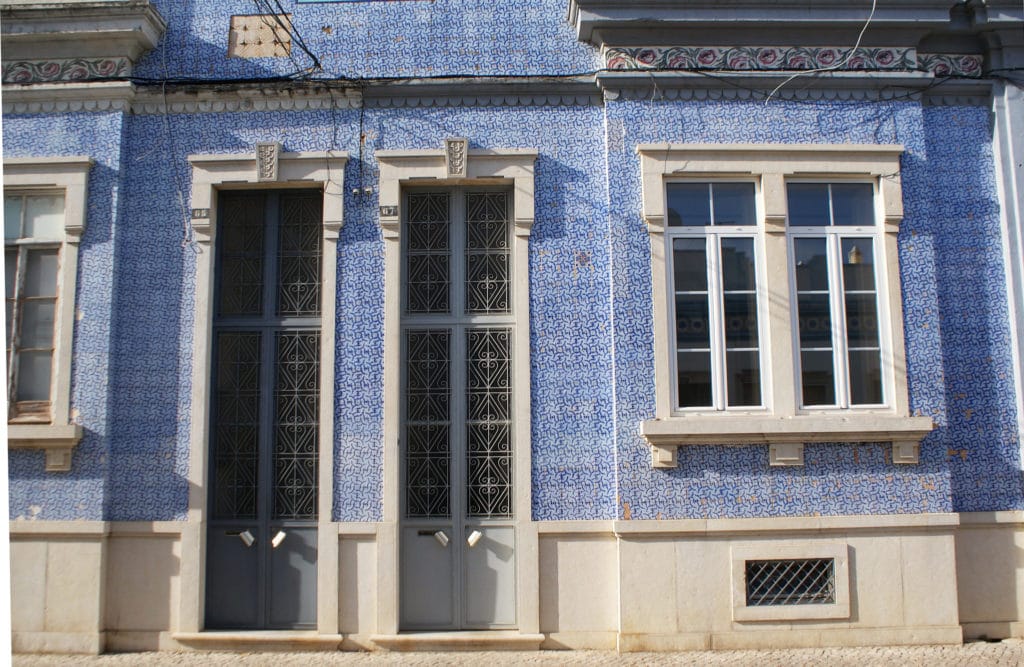 Façade aux azulejos bleu et blanc à Faro.