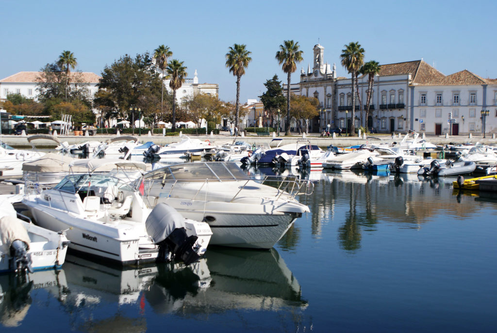 Bateaux dans le port de Faro à l'entrée de la Vieille Ville.