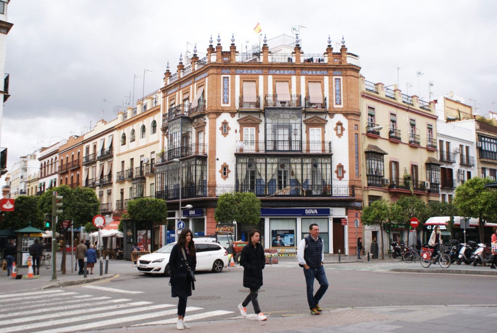 Fenêtres et façades du quartier de Triana à Séville.