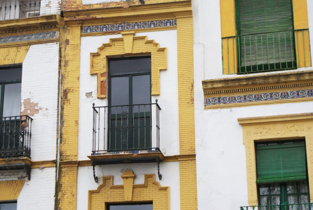 Fenêtres et façades du quartier de Triana à Séville.