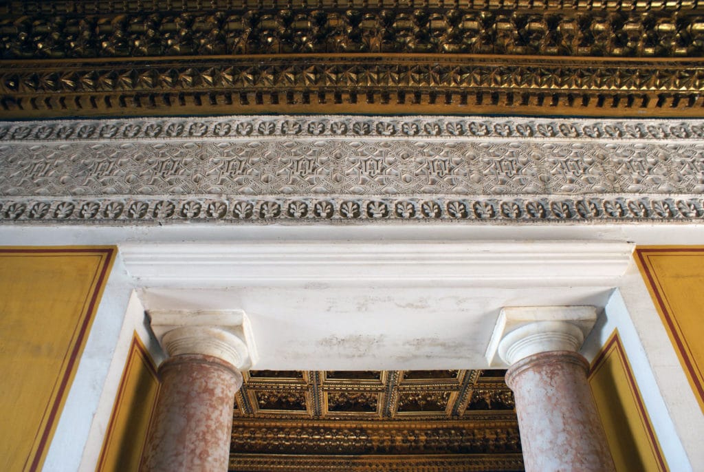 Frise mudejar et colonne dorique dans le Palais Pilate à Séville.