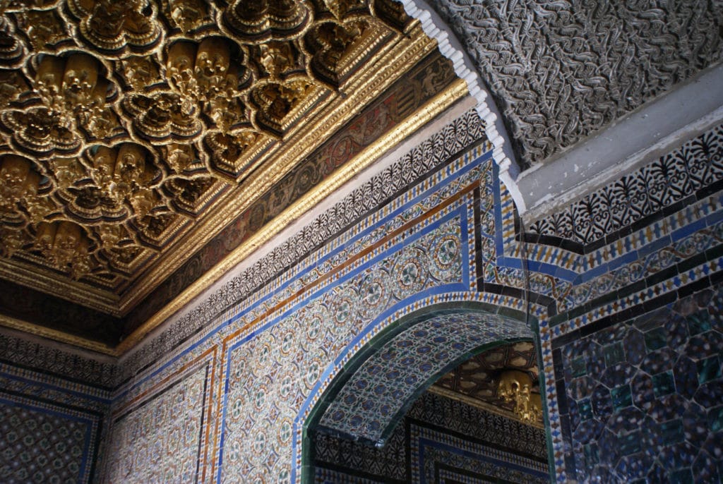 Azulejos et plafon en nid d'abeille dans l'escalier menant à l'étage de la Casa de Pilatos à Séville.