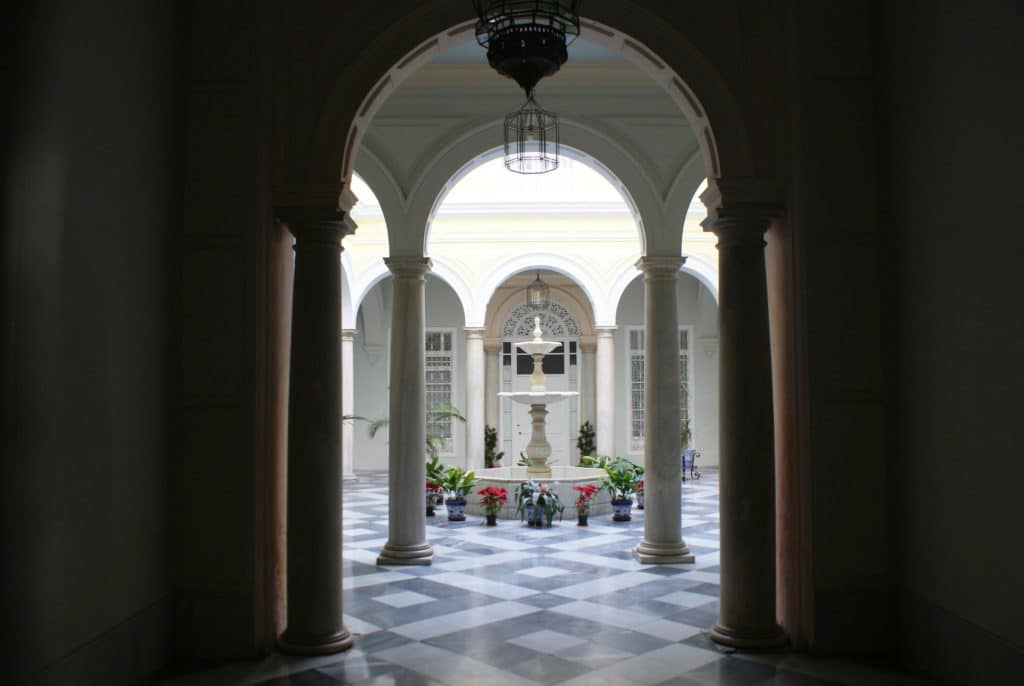 Patios de Séville à la fois jardin et cour d'intérieur.