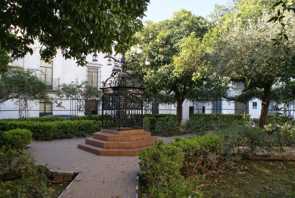 Plaza de Santa Cruz dans le quartier de Santa Cruz à Séville.