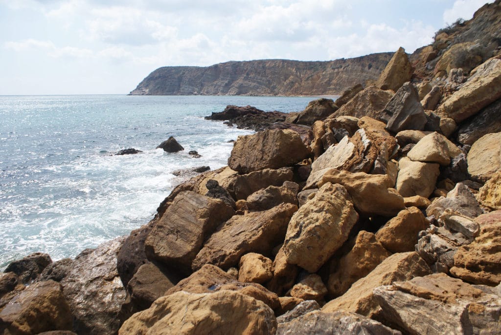 Rocher de la plage de Burgau près de Lagos au Portugal.