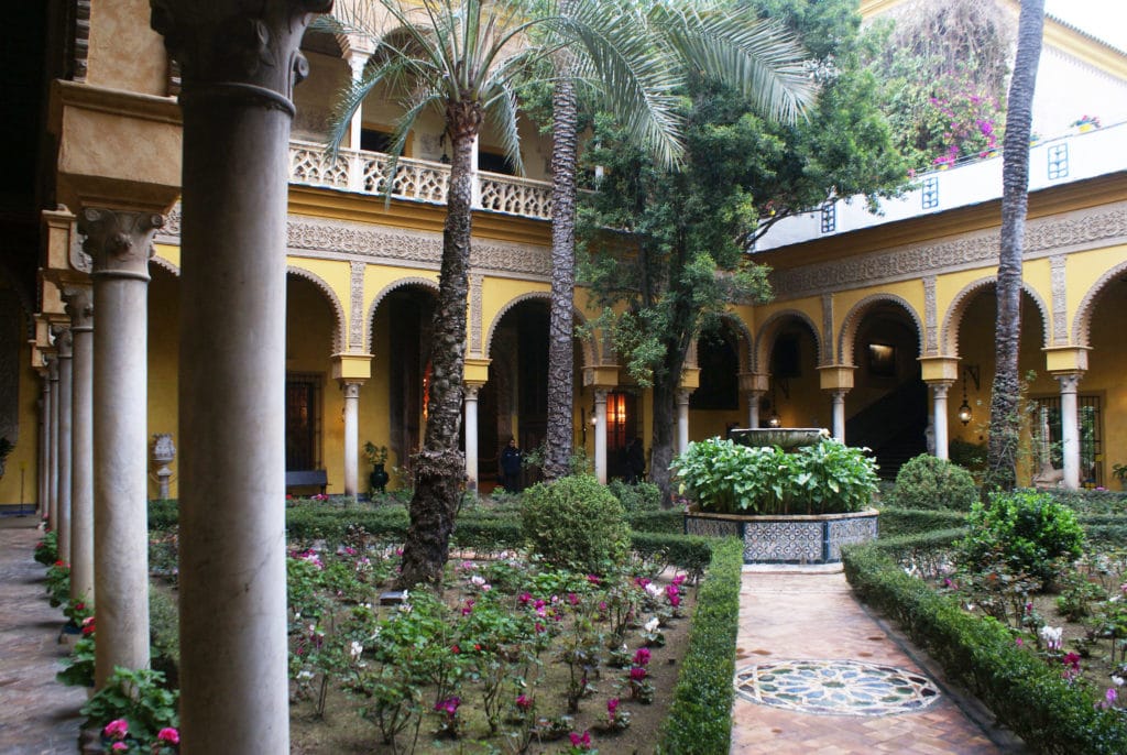 Patio principale du palais de las Dueñas dans le centre de Séville (quartier Santa Catalina).