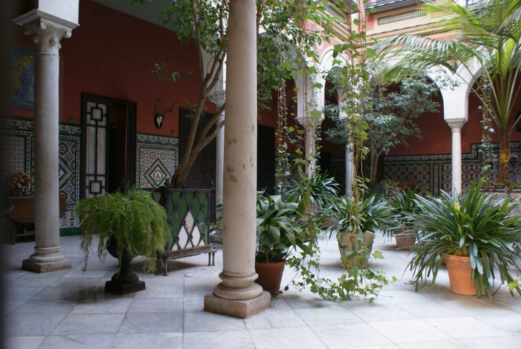 Patios de Séville à la fois jardin et cour d'intérieur.