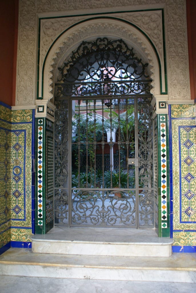 Patios de Séville à la fois jardin et cour d'intérieur.