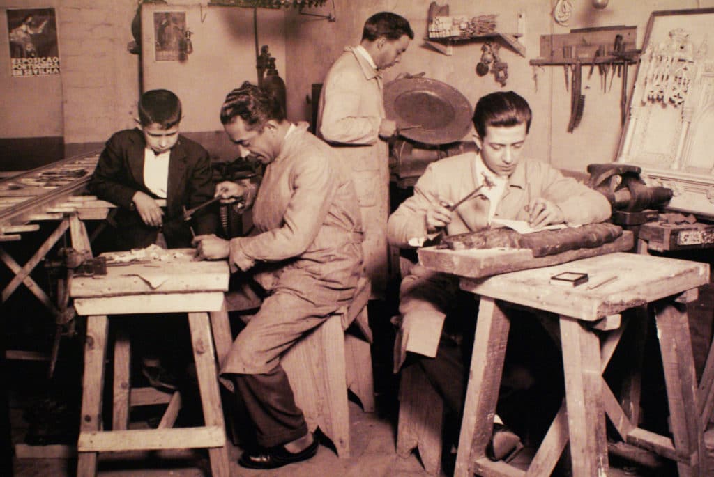 Dans un atelier artisanale de Séville - Photo du musée ethnographique de Séville.