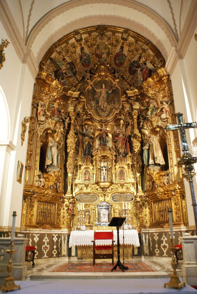 Maitre autel de l'église du monastère de Sacromonte devant la Sierra Nevada à Grenade.