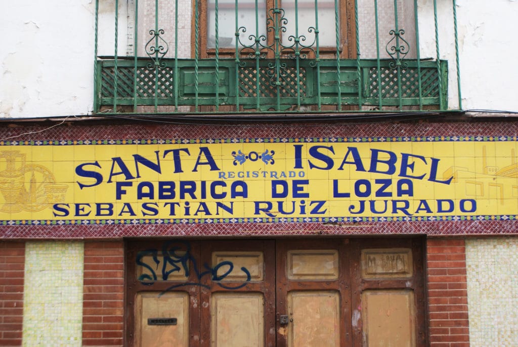 Fabriquant de céramiques dans le quartier de Triana à Séville. 