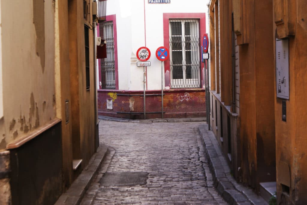 Ruelle du quartier de Santa Cruz à Séville.