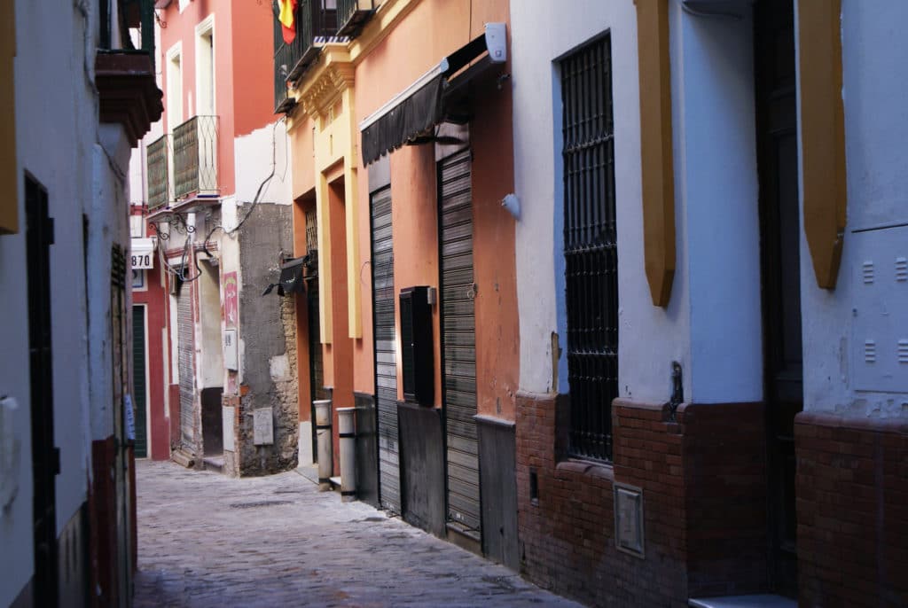 Ruelle du quartier de Santa Cruz à Séville.