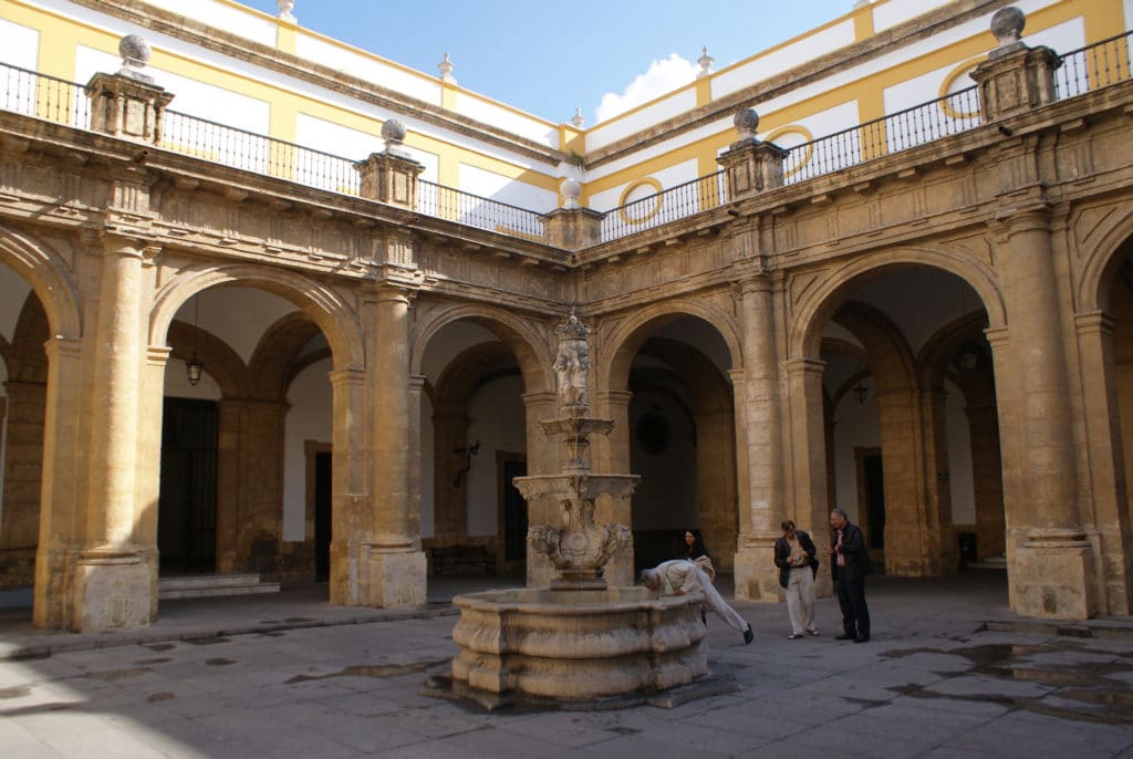 Patio de la manufacture de tabac de Séville.