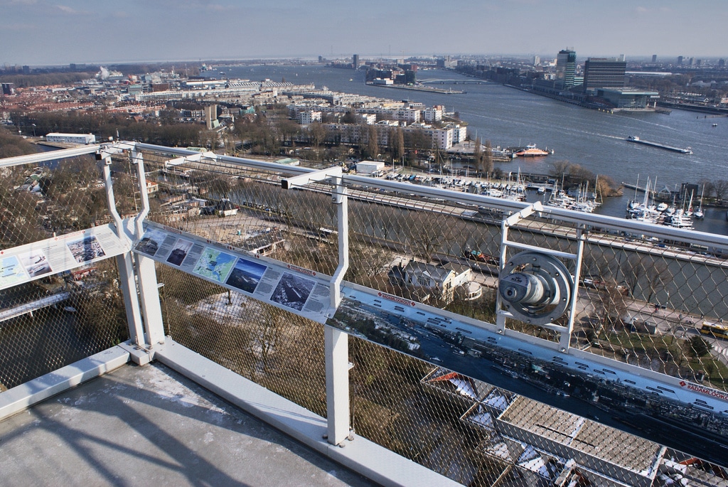 You are currently viewing A’dam tower à Amsterdam, gratte-ciel insolite et vue sur le port