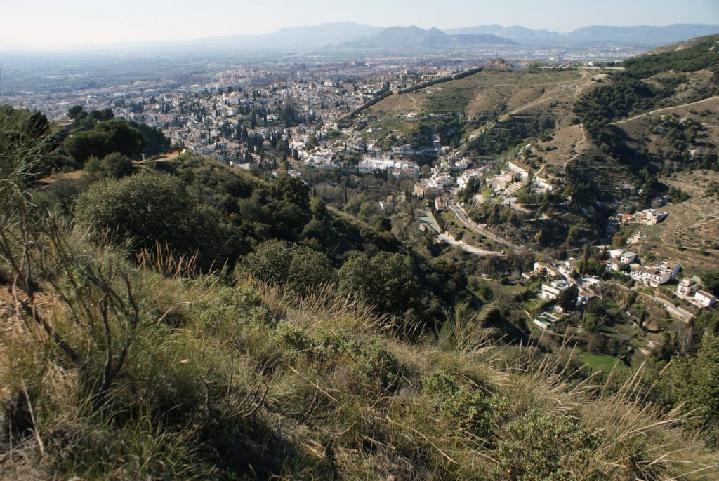 Vue sur Grenade depuis les collines environnantes.