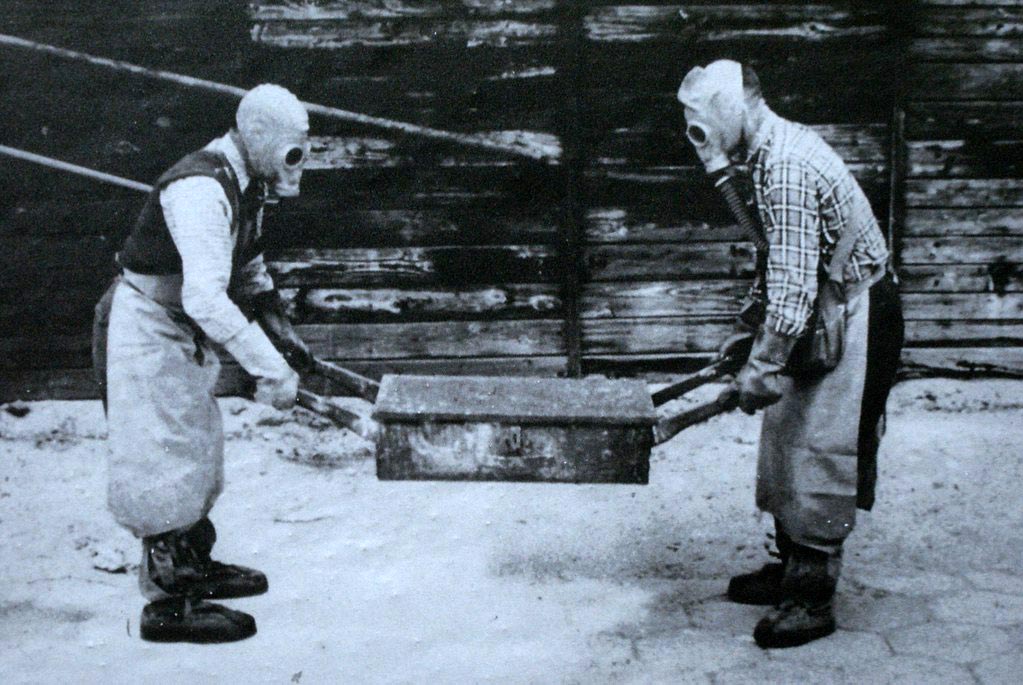 Exercice de décontamination anti-atomique dans le musée de Nowa Huta à Cracovie.