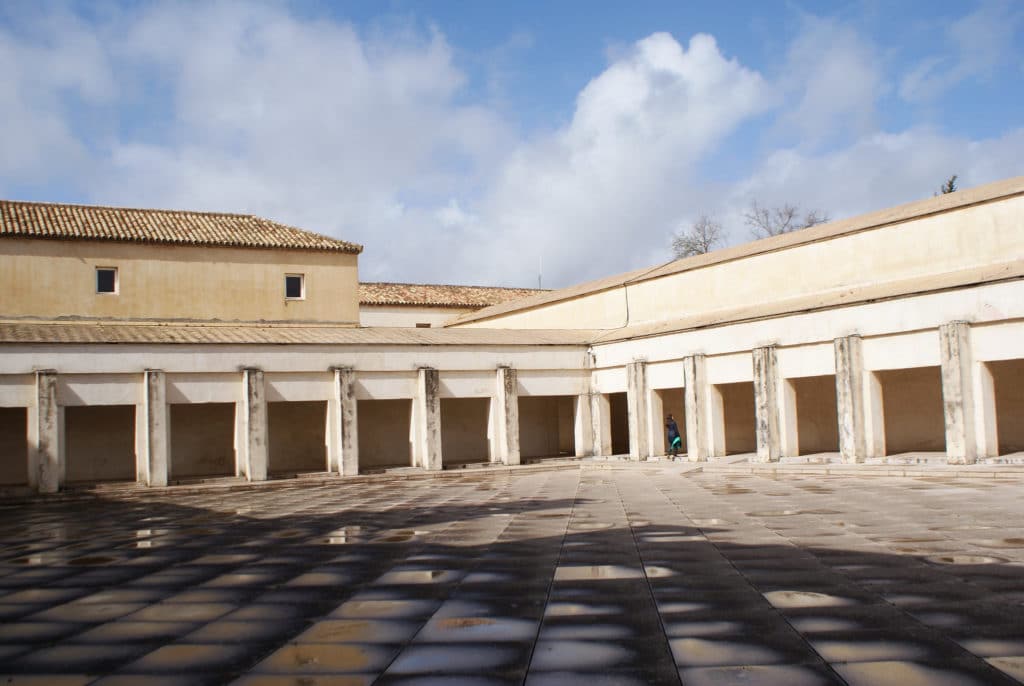 Une des grandes cours du Centre Andalou d'Art Contemporain à Séville après la pluie.