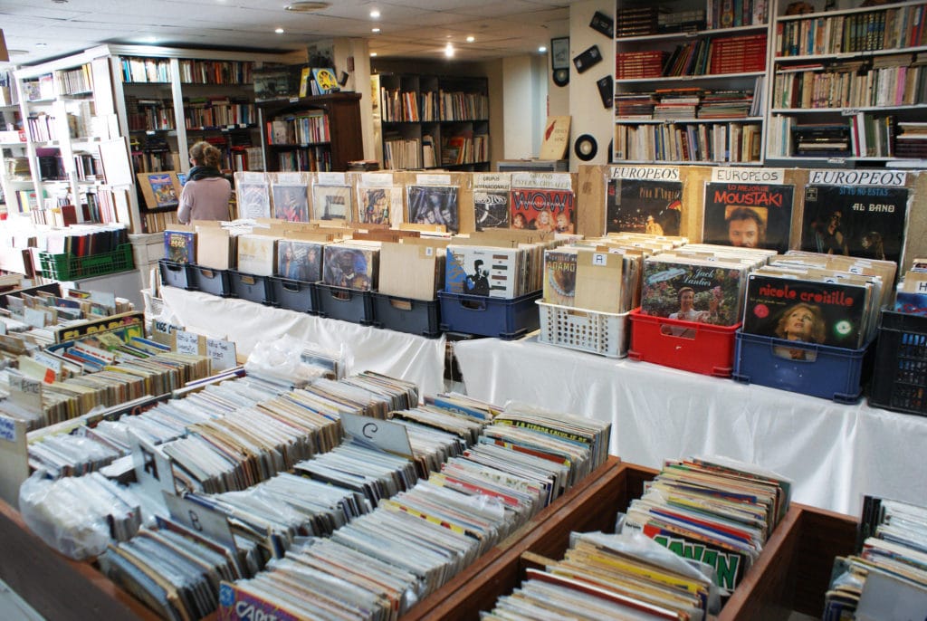 Collecting Don Cecilio Disquaire et libraire BD/comics dans le quartier de Triana à Séville.