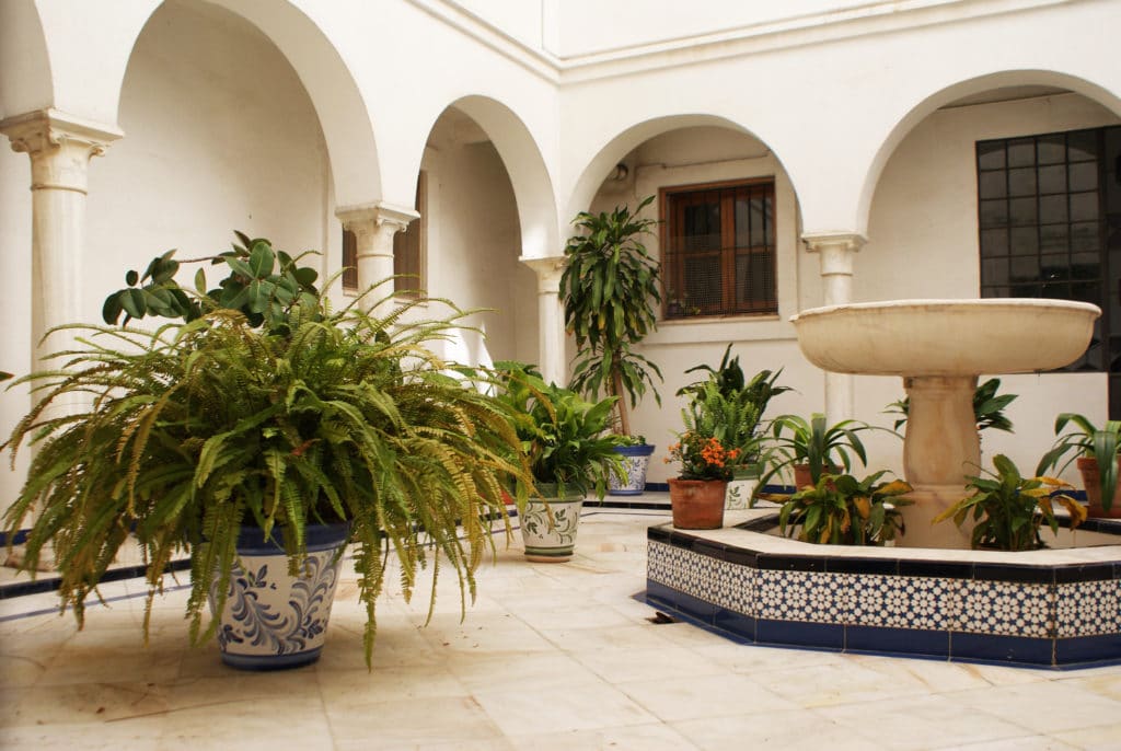 Patios de Séville à la fois jardin et cour d'intérieur.