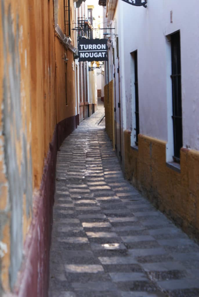 Ruelle du quartier de Santa Cruz à Séville.