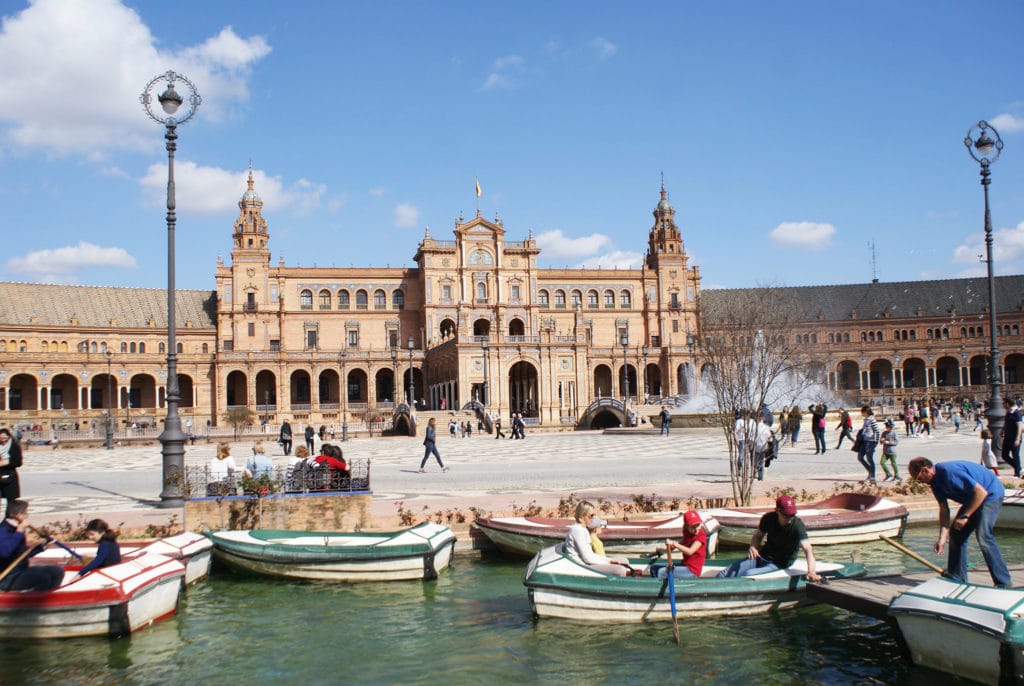 Place d'Espagne à Séville, monumental arc de cercle bordé de colonnes et d'un canal où canoter.