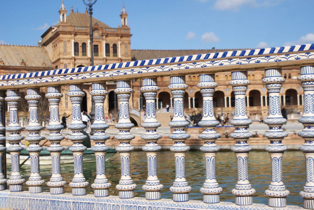 Place d'Espagne : Décoration en faïence autour du bassin de canotage.