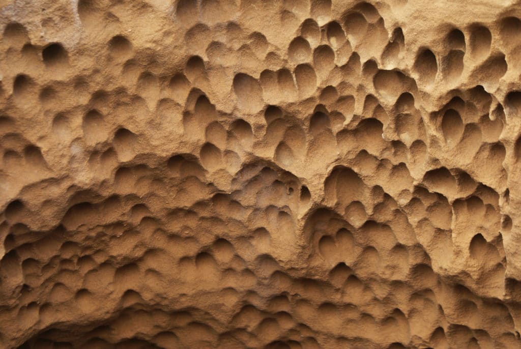 Roche friable sur la plage ou Praia da Luz près de Lagos au Portugal.