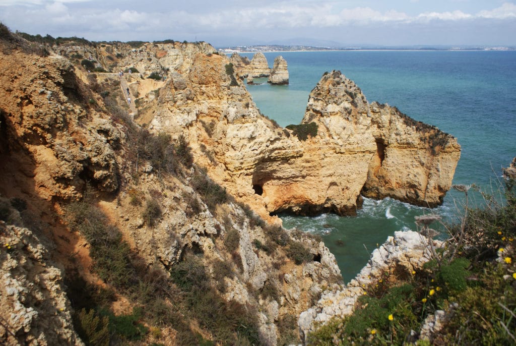 Falaises emblématiques de Lagos en Algarve au sud du Portugal.