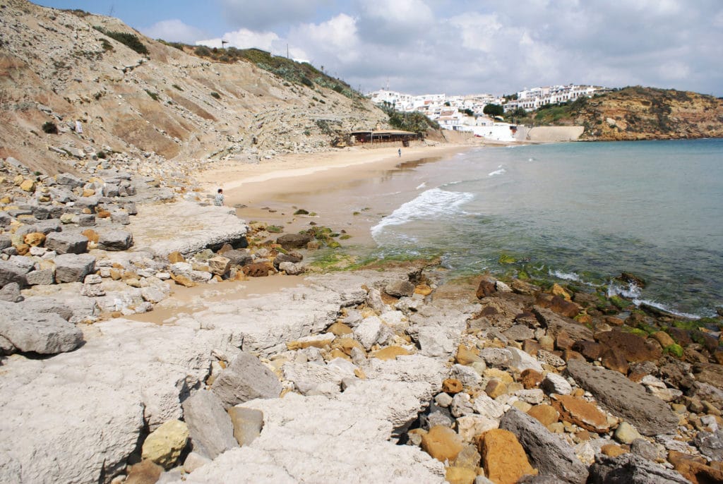 Plage de Burgau près de Lagos au Portugal.