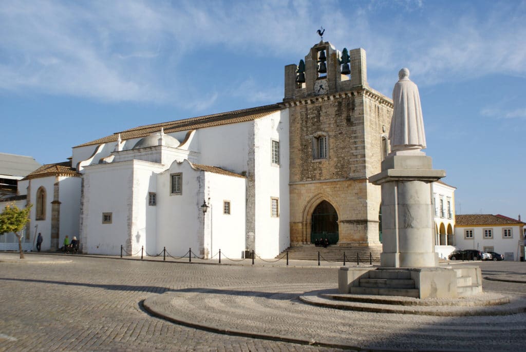 Cathédrale du Vieux Faro : Austère et minérale.