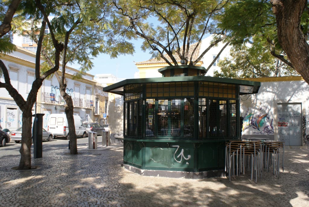 Kiosque sur une placette de Faro bordée d'acacias.