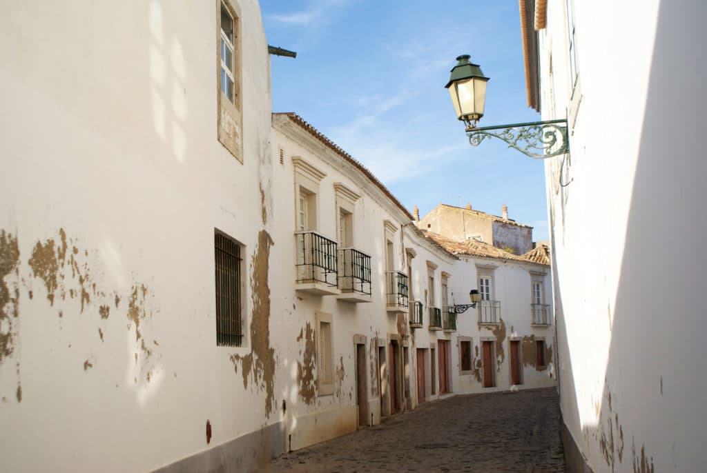 Ruelles cabossées du centre historique de Faro.