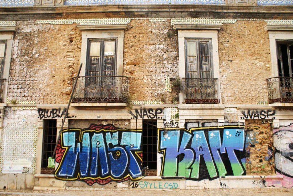 Street art et azulejos à Faro.