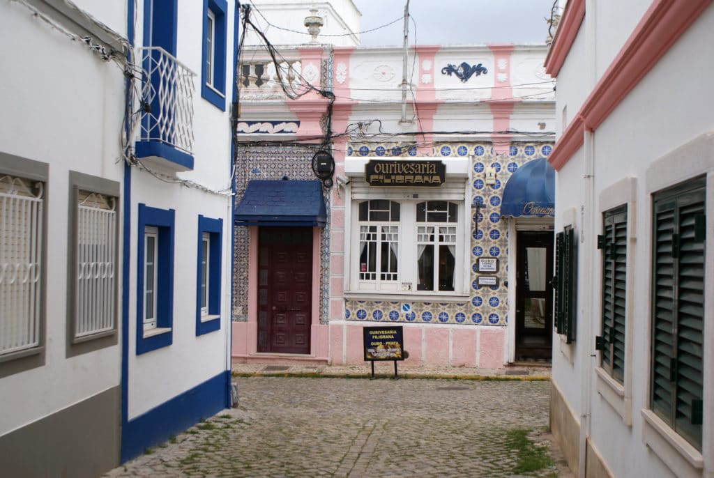 Azulejos sur un restaurant d'Olhão.