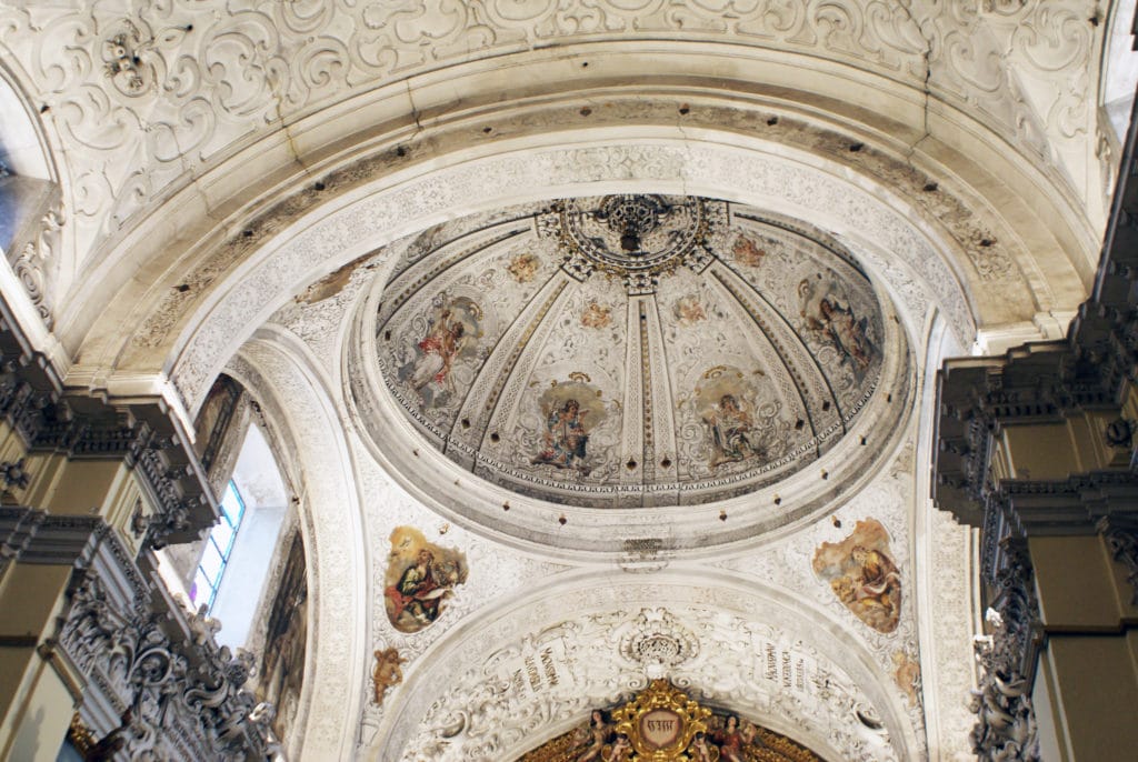 Dôme au dessus du maitre autel de l'église San Jorge de l'hopital de la Caridad à Séville.