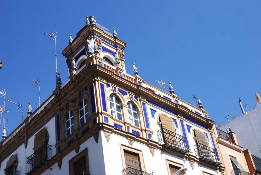 Bleu éclatant d'un bâtiment du quartier de l'Arenal à Séville.