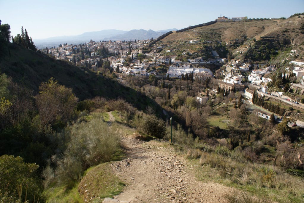 Vue sur Grenade depuis les collines environnantes.