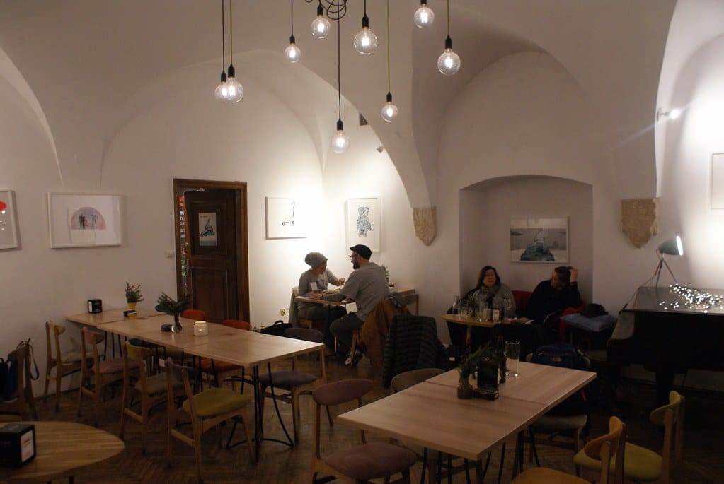 Café 2 Okna dans le quartier de Kazimierz à Cracovie.