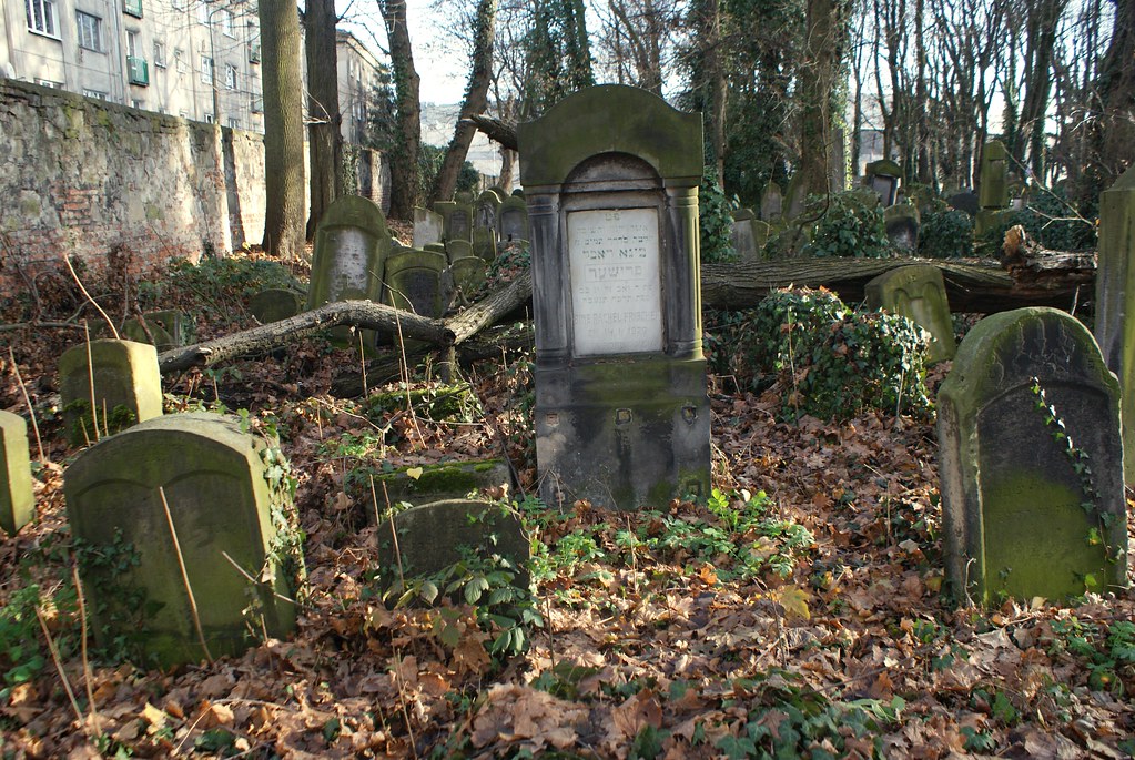 Stèles dans le Nouveau cimetière juif de Cracovie.