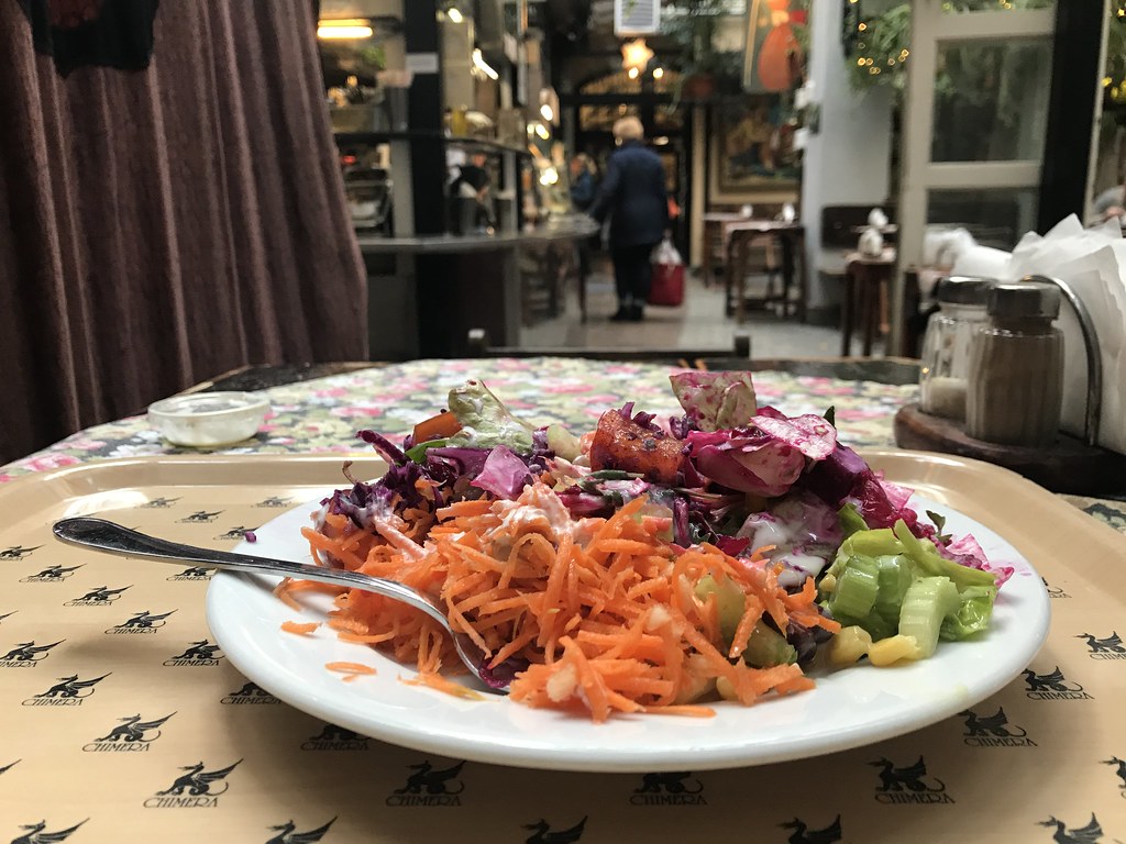 Une salade composée de 4 ou 6 salades différentes au Chimera salad bar de Cracovie.