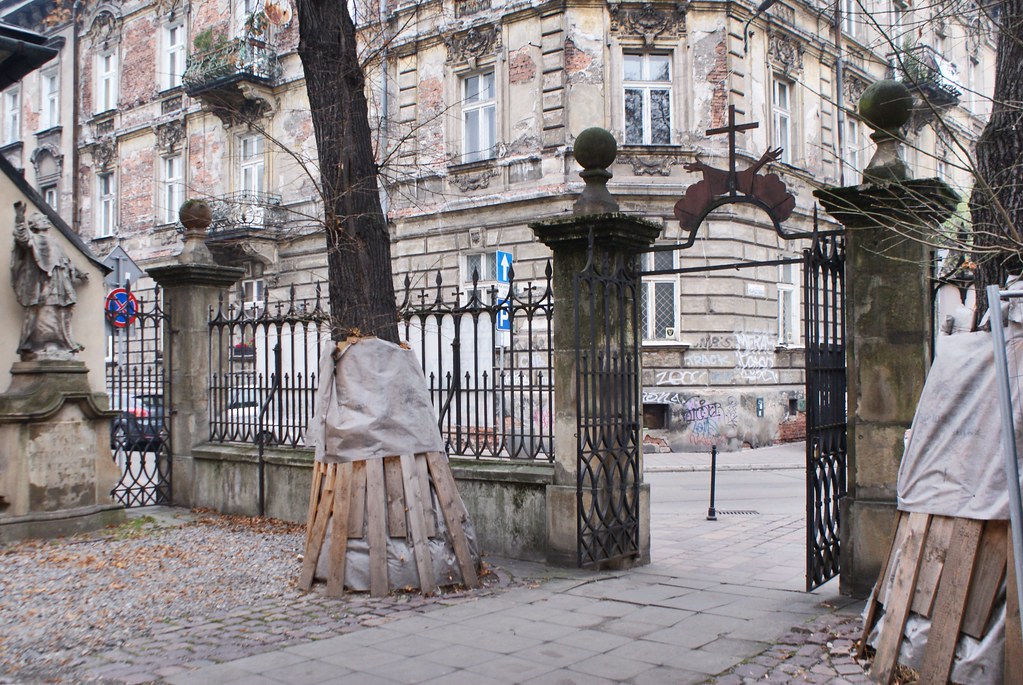 Devant l'église des Capucins dans le quartier de Piasek à Cracovie.