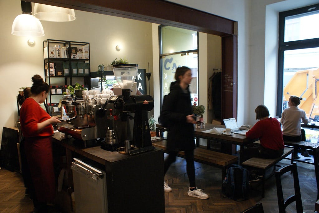 A l'origine du renouveau du café à Cracovie dans le café Karma.