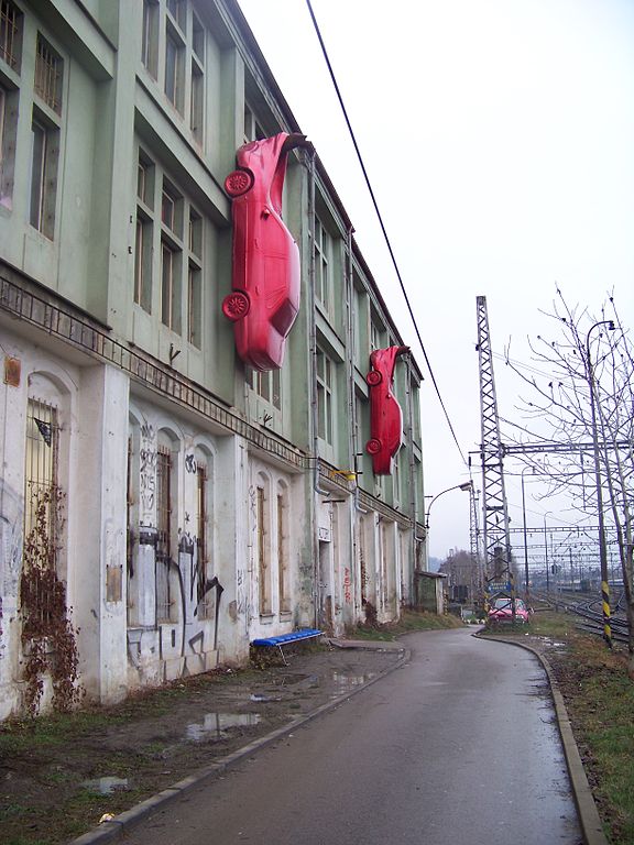 "Voitures rouges" de David Cerny à la MeetFactory à Prague. Photo de ŠJů