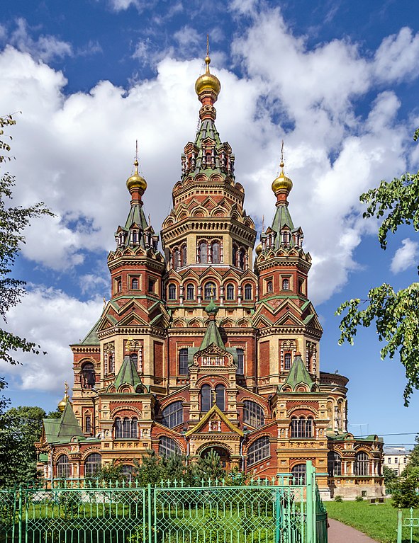 Eglise de Saint Pierre et Saint Paul à Peterhof près de Saint Petersbourg. Photo d'Alex Fedorov, Wikimedia Common.