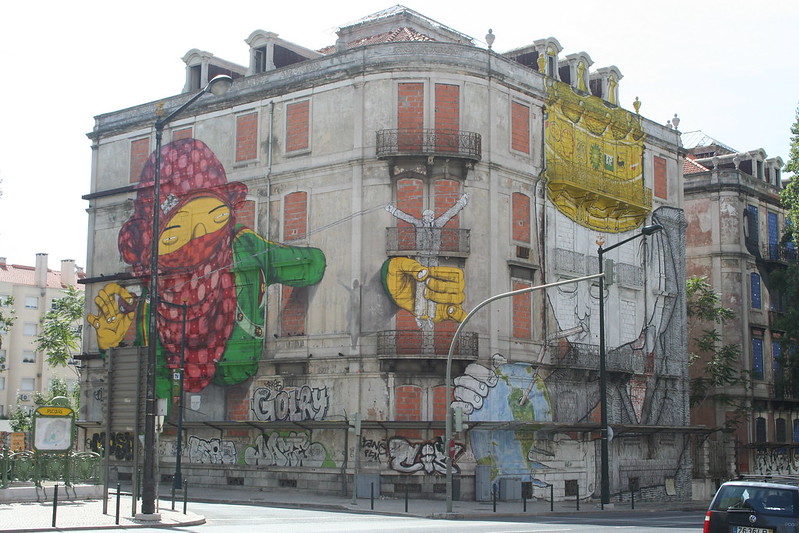 Street art à Lisbonne de Os Gémeos + Blu - Photo de Manuel Faisco