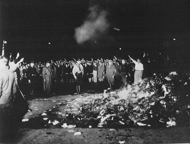 Lire la suite à propos de l’article Bebelplatz à Berlin, autodafé et bibliothèque engloutie [Mitte]