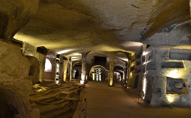 You are currently viewing Catacombes de San Gennero à Naples : cimetière mystérieux