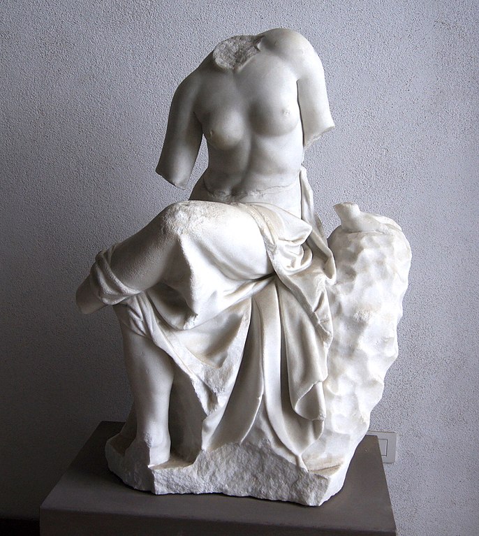 Statue de Nymphe invitant à la danse au musée archéologique de Pozzuoli près de Naples -Photo de Rjdeadly