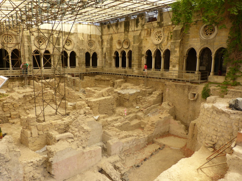 Fouille archéologique dans le cloître de la Cathédrale Sé à Lisbonne.